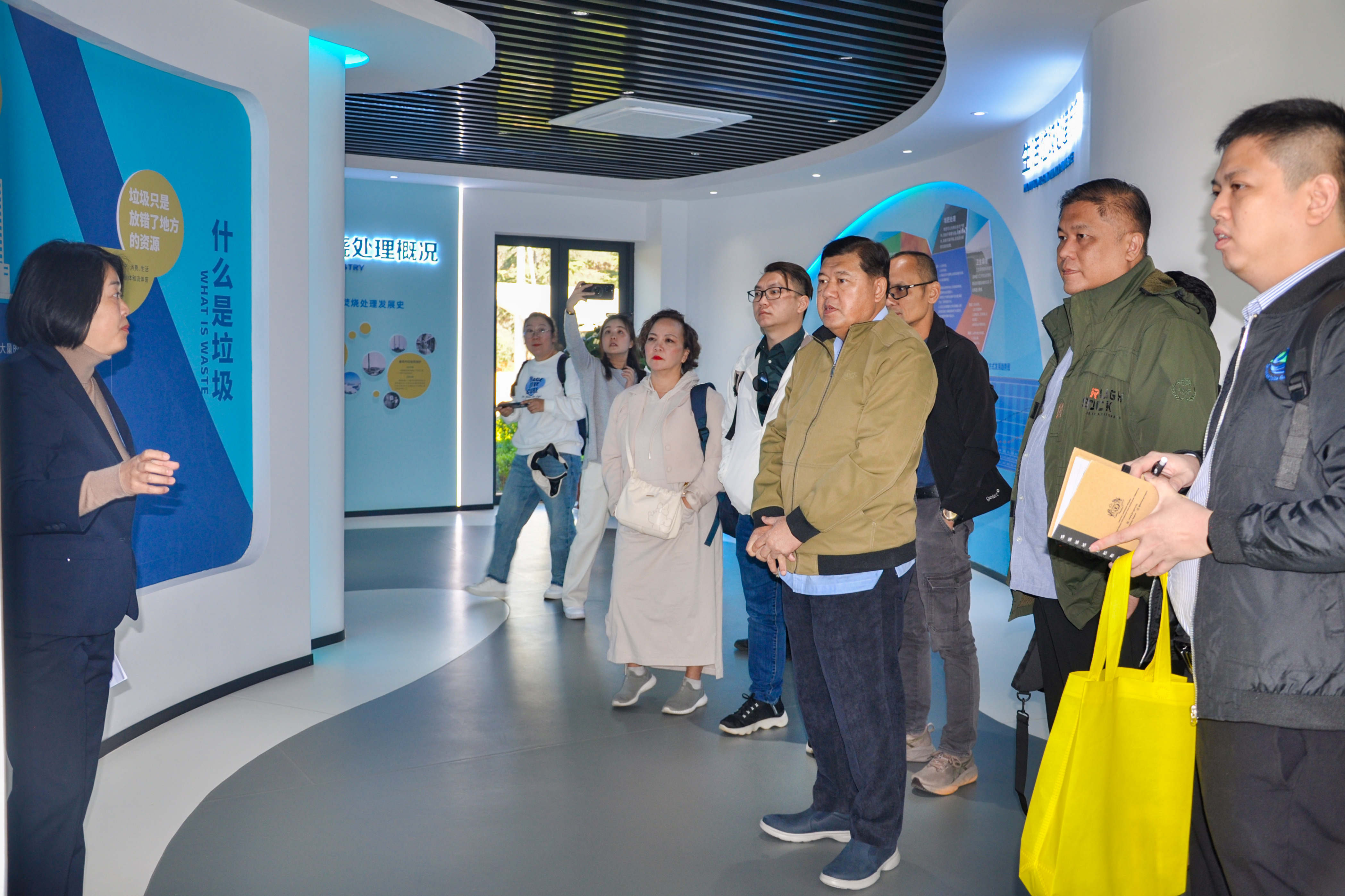 馬來西亞古晉南市代表團(tuán)到昆明三峰公司參觀考察